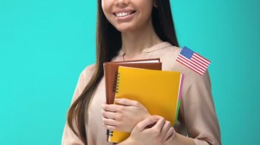 Amerikan bayrağı dizüstü bilgisayarlar tutan neşeli genç kadın, uluslararası seminer