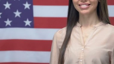 Kadın Amerikan vatansever jest, doğru seçim göç ajansı kadar başparmak gösteren