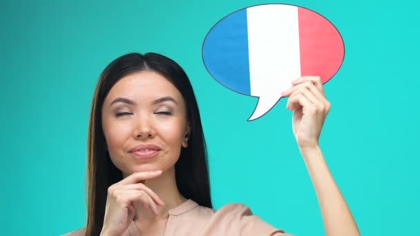 Мечтаю о красивой женщине, держащей французский речевой пузырь, свободно владеющей иностранным языком — стоковое видео