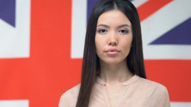 Ciddi kadın pasaport gösteren, Büyük Britanya bayrağı, İngiltere'ye iş gezisi