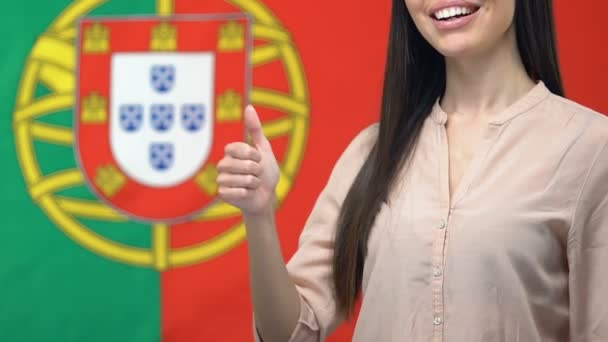 Χαρούμενη γυναίκα που δείχνει τους αντίχειρες επάνω κοντινό πλάνο πορτογαλική σημαία, υπηρεσία βίζα — Αρχείο Βίντεο