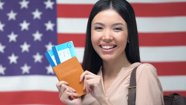 Счастливая женщина с паспортом и билетами, путешествующая в США, грин-карта — стоковое видео