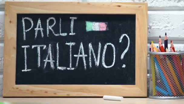 Spreekt u Italiaans op Blackboard, nationale vlag in pen Cup, taalcursussen — Stockvideo