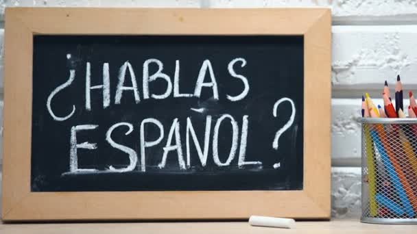 ¿Hablas español en pizarra, bandera nacional en taza de la pluma, estudio de idiomas — Vídeo de stock
