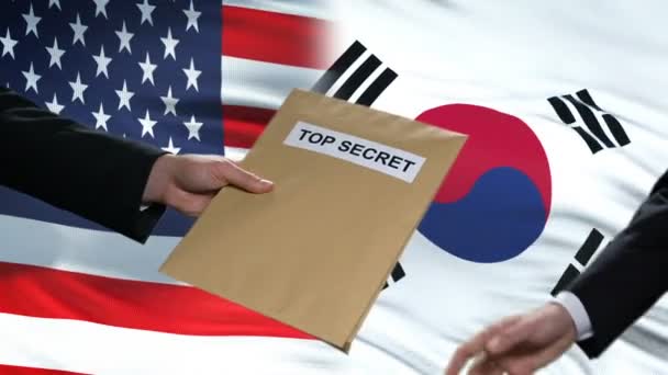 Políticos dos EUA e da Coreia do Sul trocando envelopes secretos, contra bandeiras — Vídeo de Stock