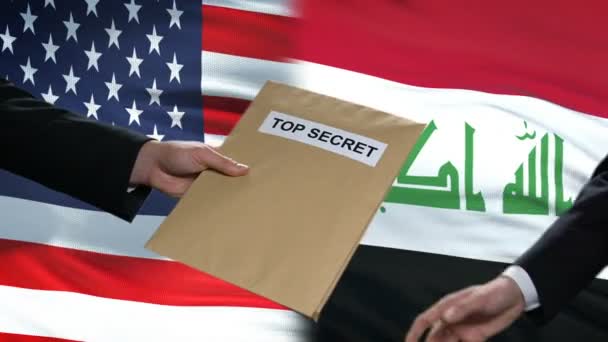 EUA e Iraque políticos trocando envelopes ultra secretos, bandeiras de fundo — Vídeo de Stock