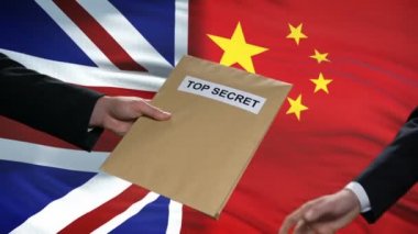 Büyük Britanya ve Çin politikacılar bayraklar karşı çok gizli zarf alışverişi