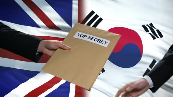 Des politiciens britanniques et sud-coréens échangent des enveloppes, drapeaux top secrets — Video