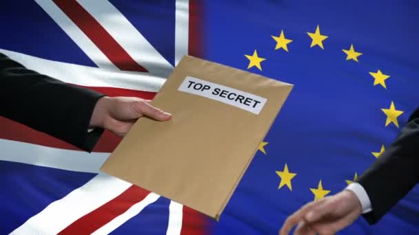 Great Britain and European Union politicians exchanging top secret envelopes — Stock Video