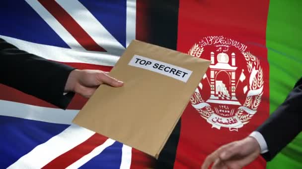 Politici della Gran Bretagna e dell'Afghanistan che si scambiano buste, bandiere top secret — Video Stock