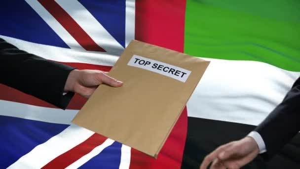 Great Britain and Emirates politicians exchanging top secret envelopes, flags — Stock Video