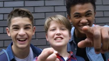 Kurbanla alay eden çok ırklı öğrenciler grubu, psikolojik sorunlar, fobi