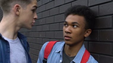 Afro-Amerikan üniversite öğrencisine taciz eden Kafkas genci, ırk ayrımcılığı