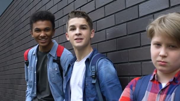 Remaja multiras melecehkan mahasiswa di halaman belakang sekolah, korban POV — Stok Video