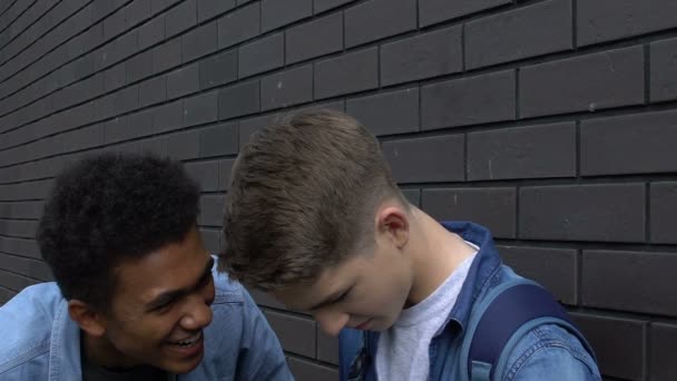 Афро-американський хлопець даючи кавказькі однокласник ляпас вгору по голові, приниження — стокове відео