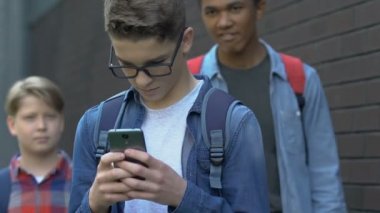 Şiddet çok ırklı çocuklar beyaz adam zorbalık, gözlük ve telefon kapma