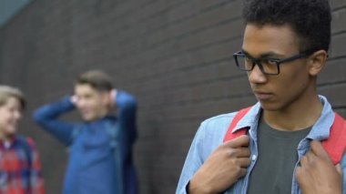 Beyaz erkek öğrenciler afro-amerikan adamla alay ediyor, küçük düşürmeye çalışıyor