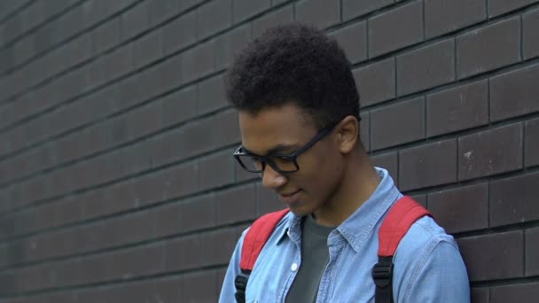 Wrede blanke kerel geeft zwarte klasgenoot klap ondersteboven het hoofd, discriminatie — Stockvideo