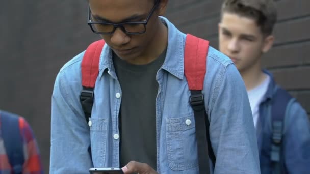 Grym kaukasiska tonåringar förödmjukande afro-amerikansk kille som demonstrerar respektlöshet — Stockvideo