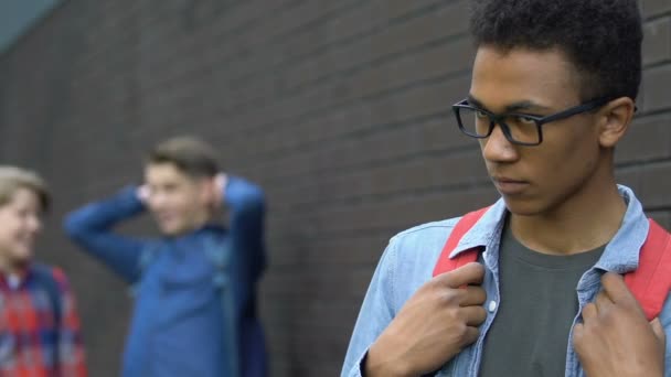 Caucasiano estudantes do sexo masculino zombando afro-americano cara, tentando humilhar — Vídeo de Stock