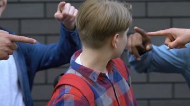 Çok ırklı öğrenciler ağlayan adamla alay ediyor, saygısızlık, zulüm gösteriyor