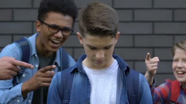 Wrede tiener studenten lachen naar huilen klasgenoot, persoonlijkheid vernedering — Stockvideo