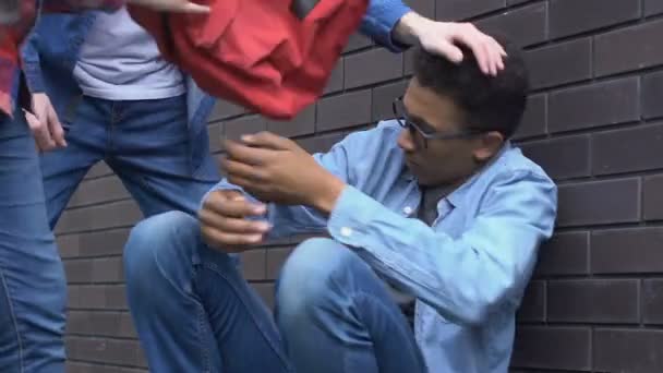 Estudantes multirraciais humilhando cara afro-americano em óculos, discriminação — Vídeo de Stock