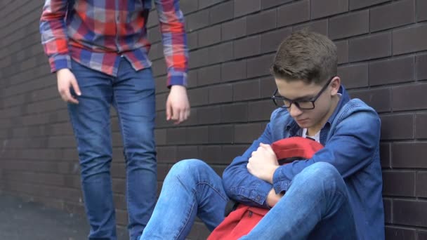 Openhearted schoolboy comforting bullying victim in schoolyard, social problem — Stock Video