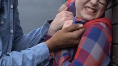 Afro-Amerikan adam gözlük, yabancı zorbalık tombul kafkas çocuk saldıran