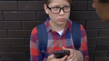 Gözbebeklerini titreten zalim, psikolojik baskı