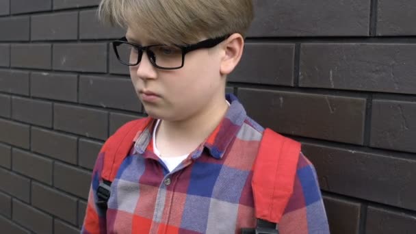 Násilník vytlačující kapesné z puberty v brýlích, násilí — Stock video