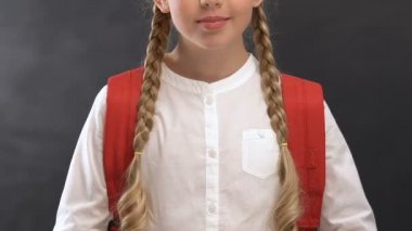 Güzel küçük kız tahta karşı okul kelime ile ahşap küpler tutan