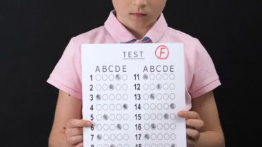 Başarısız sonuç, düşük not, çalışma sorunları ile test tutan Üzgün okul