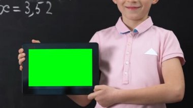 Gülümseyen öğrenci tutan tablet Pc zekâ yeşil ekran, online eğitim kavramı