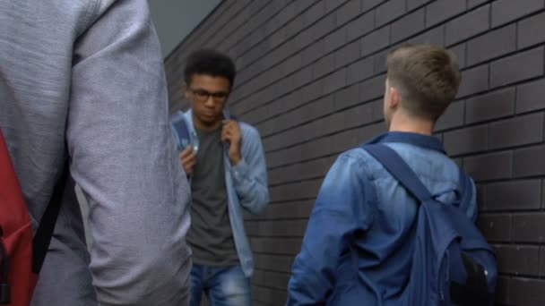 Evropští studenti se agresivně dívají na afroamerického člověka, na diskriminaci — Stock video