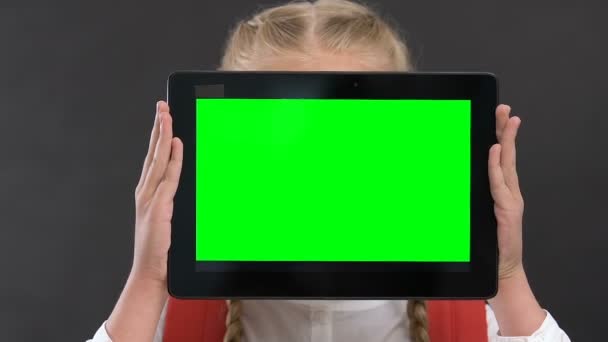 Studentessa in possesso di tablet PC con schermo verde davanti al viso, lezioni online — Video Stock