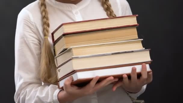 Gözlüklü kız öğrenci tahtaya karşı kitap tutuyor, eğitim, — Stok video