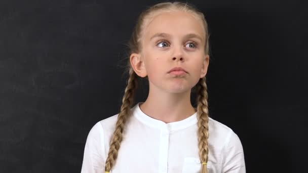 Pensive klein meisje tegen Blackboard, creativiteit en inspiratie concept — Stockvideo