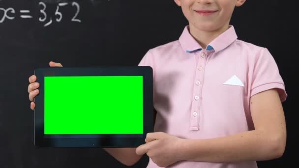 Leende skolpojke Holding Tablet PC wit grön skärm, online utbildning Concept — Stockvideo
