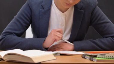 Kız öğretmen kontrol öğrencileri ev görevi, okul eğitimi, meslek