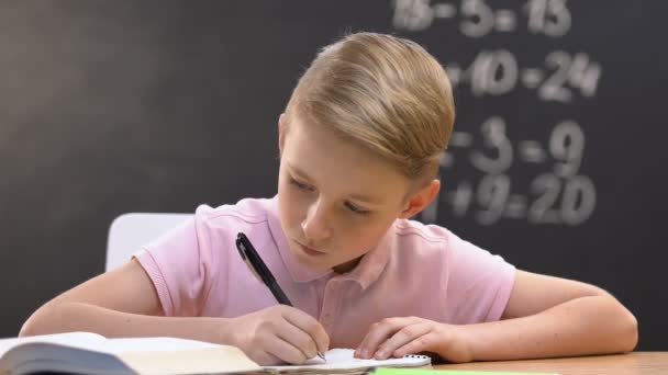 Nerveuze school jongen doen thuis taak, gooien kopiëren boek pagina's, verkeerde oplossing — Stockvideo