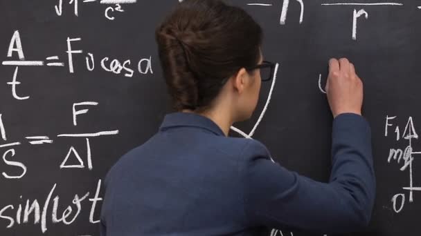 Enseignant féminin écrivant des formules physiques sur tableau noir, étude exacte des sciences — Video