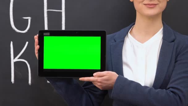 Profesora sosteniendo tablet PC con pantalla verde, lecciones en línea, educación — Vídeo de stock