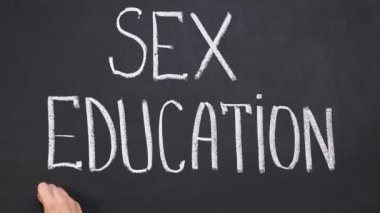 El tahta üzerinde seks eğitimi ifade altını çizen, yetişkinler için bilgi