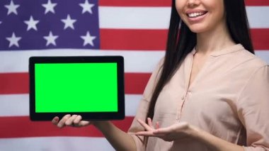 Yeşil ekran tablet gösteren kadın, Abd bayrak arka plan, eğitim uygulaması