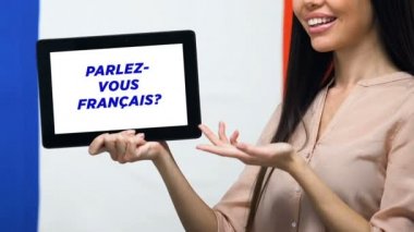 Tablet ekranında kadın elinde Fransızca biliyor musunuz, dil eğitimi uygulaması