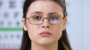 Optik dükkanında kırık gözlüklü üzgün kadın, görme sorunları, sağlık