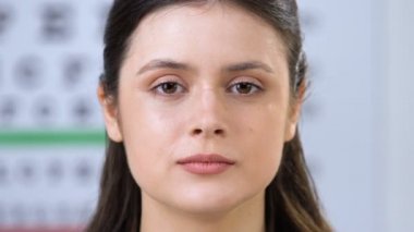 Satış müdürü gülümseyen kadın yüzü gözlük takan, gözlük uydurma, boyut