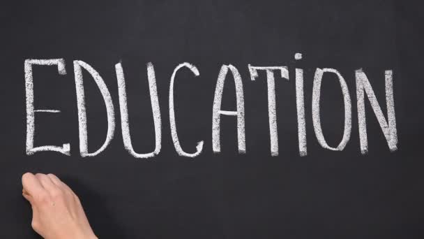 Hand unterstreicht das Wort Bildung auf der Tafel, Lernen und Entwicklung, Schule — Stockvideo