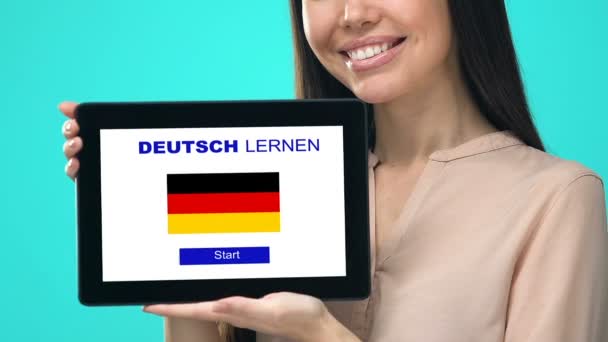 Tableta femenina feliz celebración con aprender alemán prueba de idioma, aplicación educativa — Vídeos de Stock